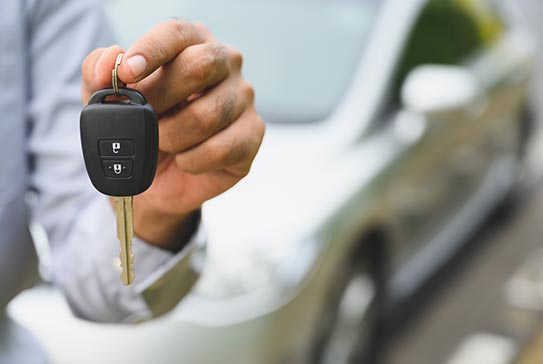 Homme tenant une clé de voiture dans la main