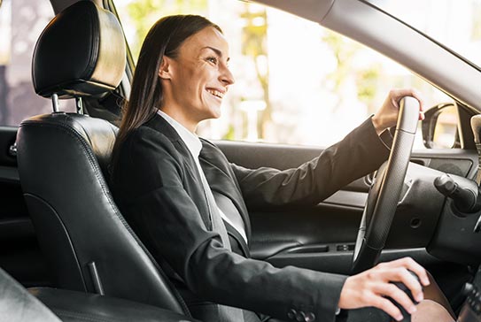 Femme au volant d'une voiture