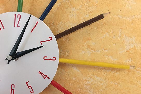 Horloge avec des crayons
